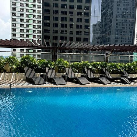 One Bedroom With Balcony By Christine Suites Ph In Greenbelt Radisson Makati City Exterior foto