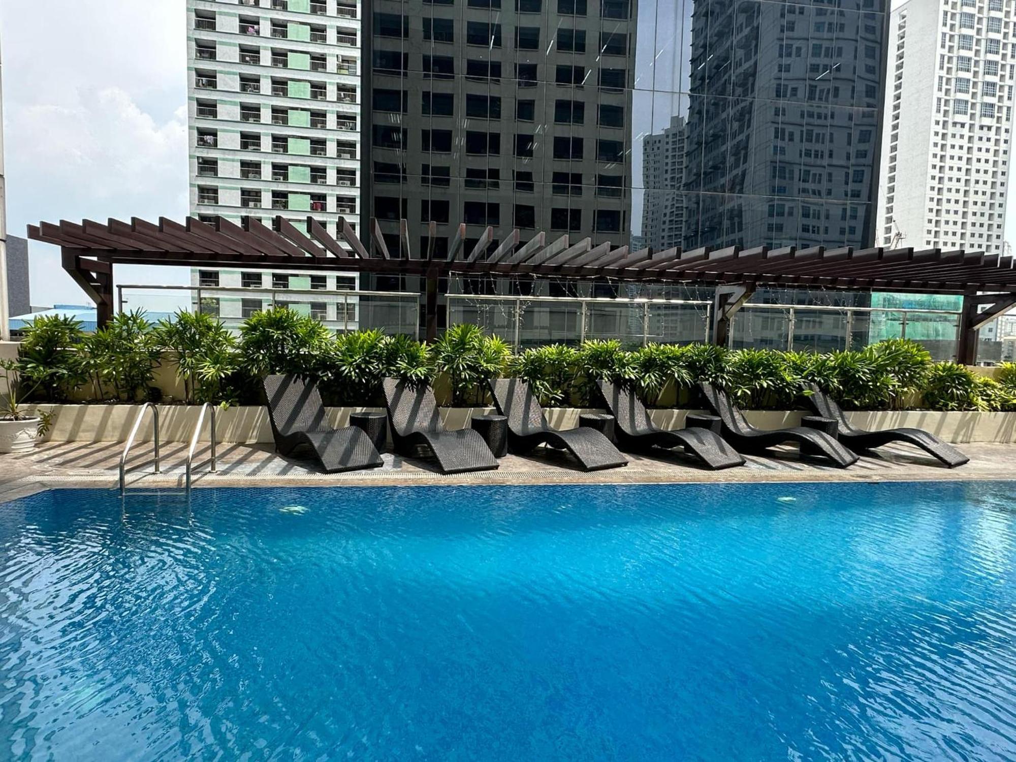 One Bedroom With Balcony By Christine Suites Ph In Greenbelt Radisson Makati City Exterior foto