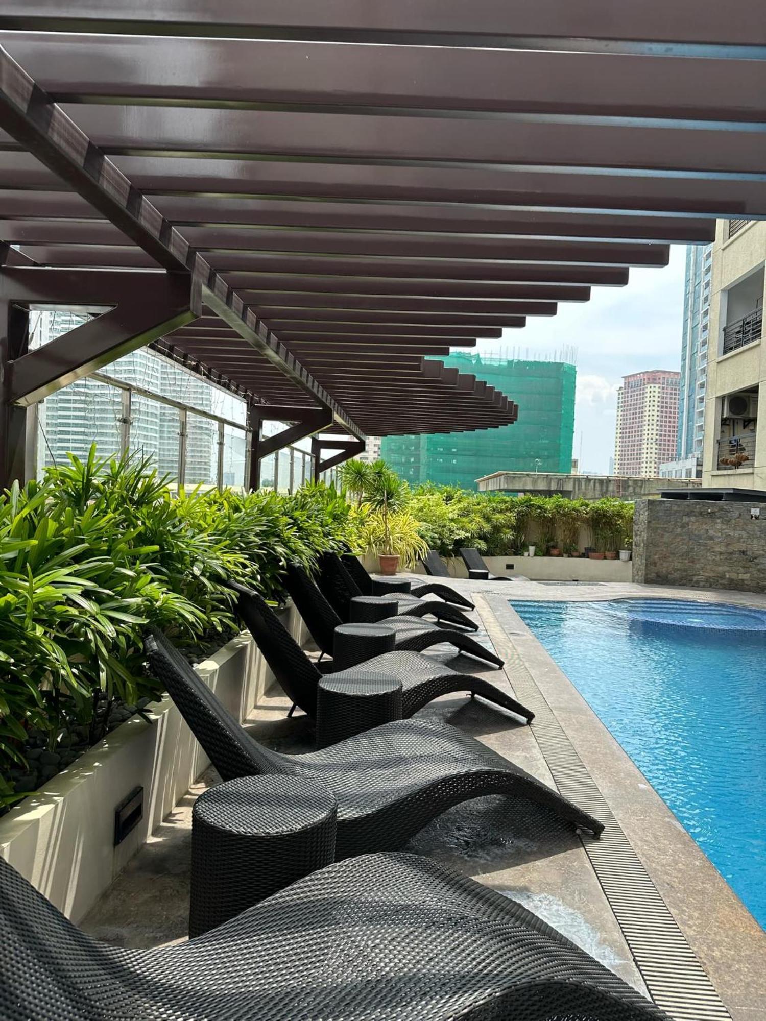 One Bedroom With Balcony By Christine Suites Ph In Greenbelt Radisson Makati City Exterior foto