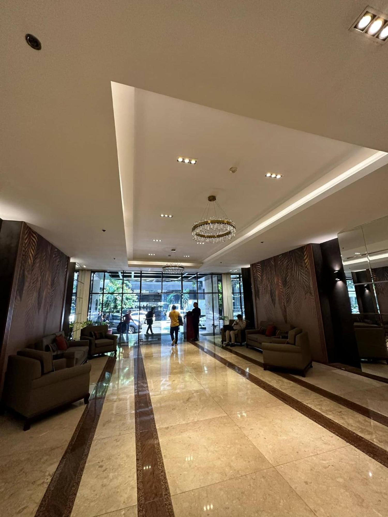 One Bedroom With Balcony By Christine Suites Ph In Greenbelt Radisson Makati City Exterior foto