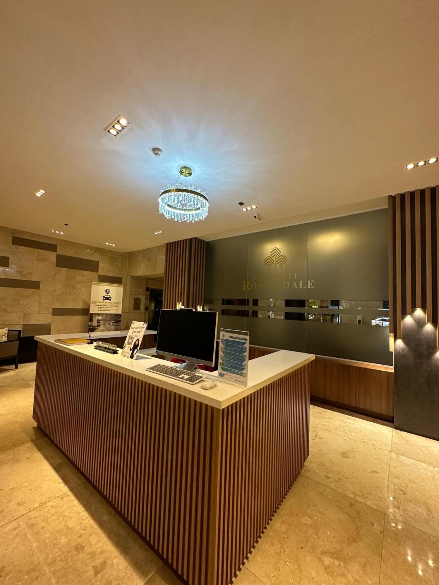 One Bedroom With Balcony By Christine Suites Ph In Greenbelt Radisson Makati City Exterior foto