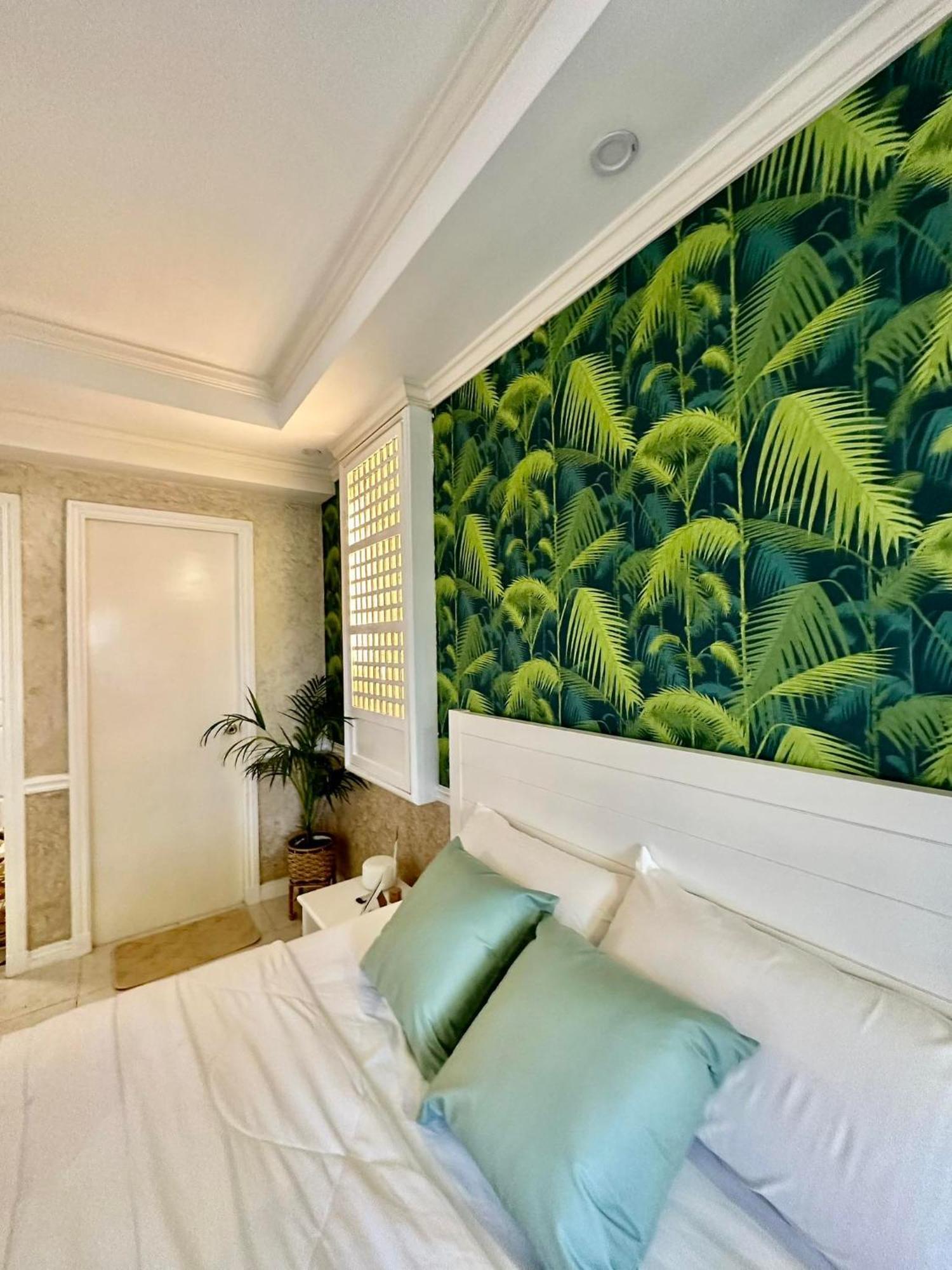 One Bedroom With Balcony By Christine Suites Ph In Greenbelt Radisson Makati City Exterior foto