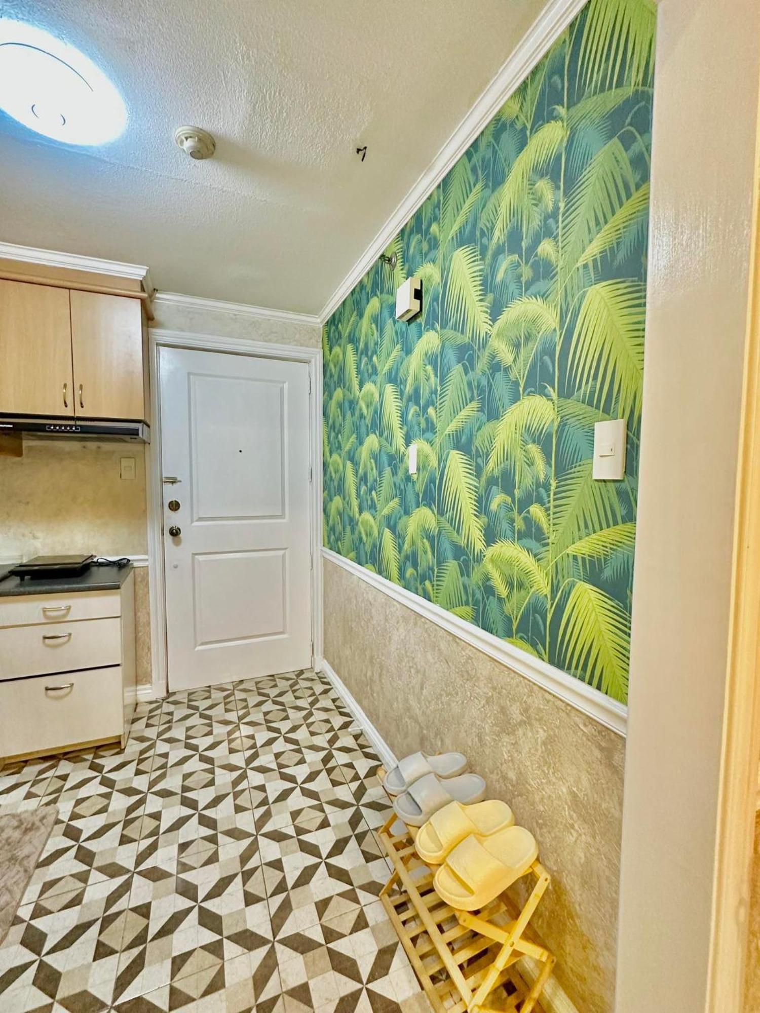 One Bedroom With Balcony By Christine Suites Ph In Greenbelt Radisson Makati City Exterior foto