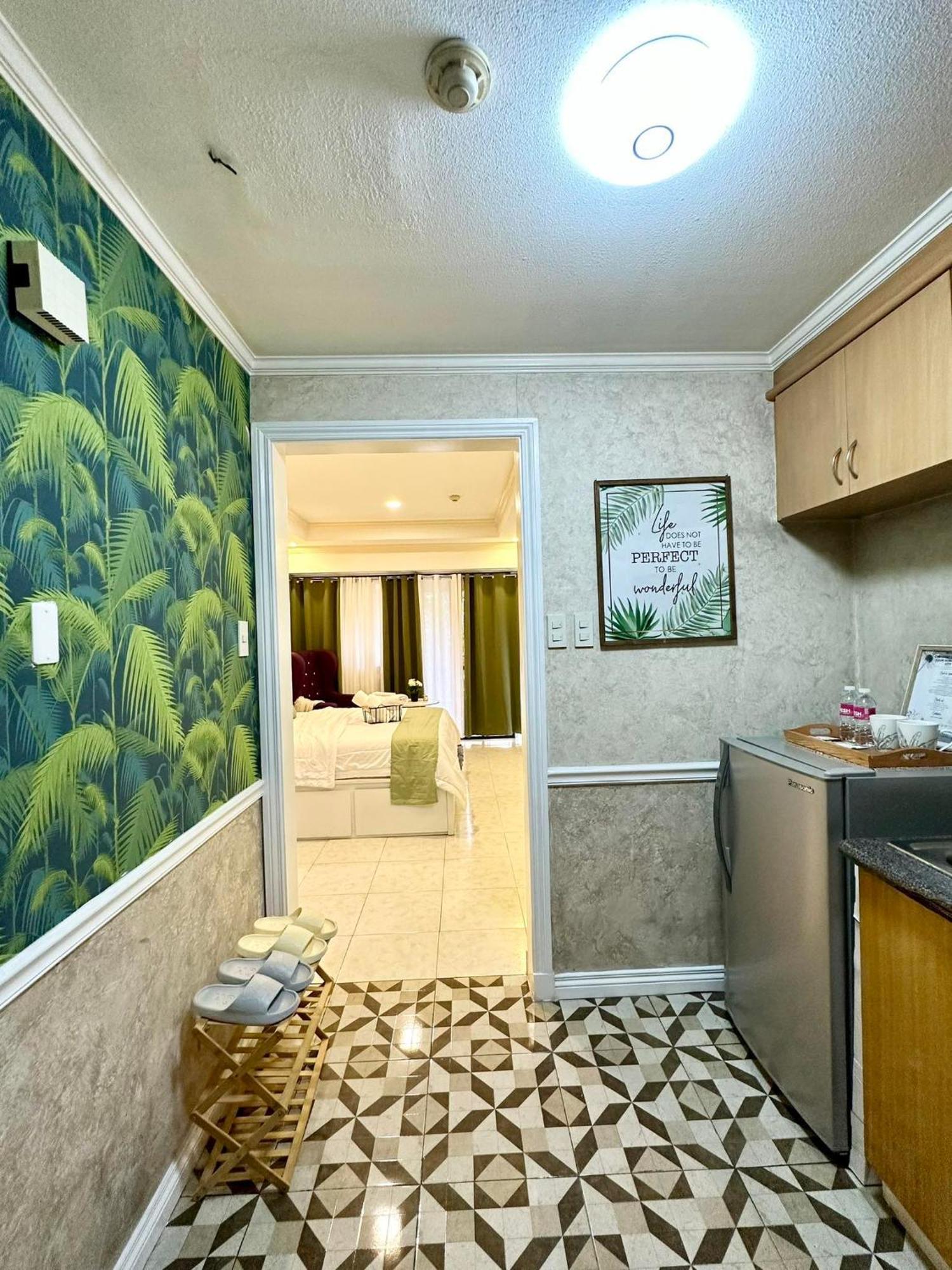 One Bedroom With Balcony By Christine Suites Ph In Greenbelt Radisson Makati City Exterior foto