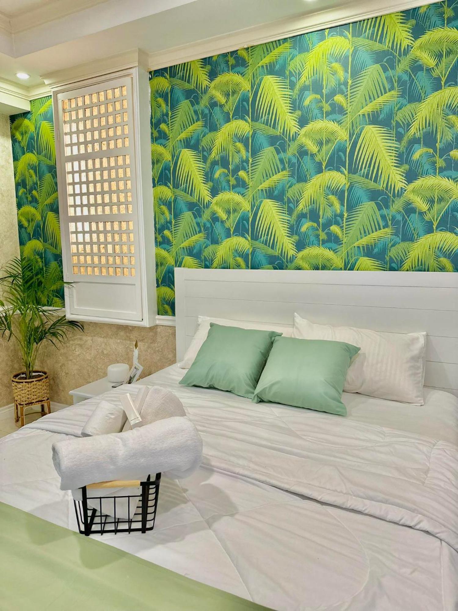 One Bedroom With Balcony By Christine Suites Ph In Greenbelt Radisson Makati City Exterior foto
