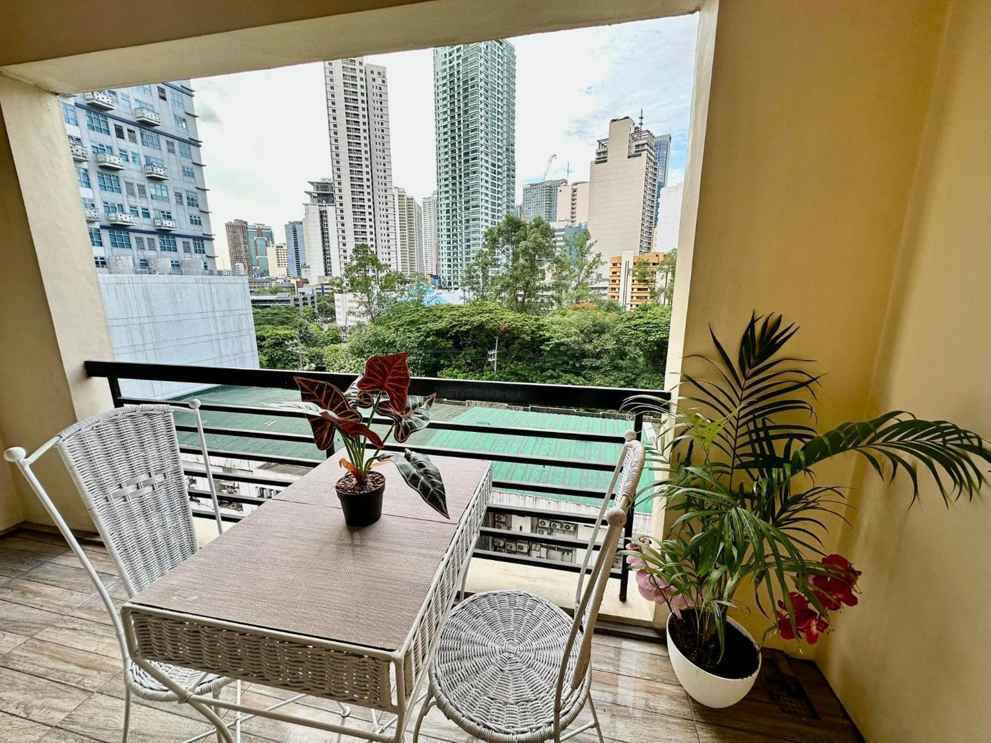 One Bedroom With Balcony By Christine Suites Ph In Greenbelt Radisson Makati City Exterior foto