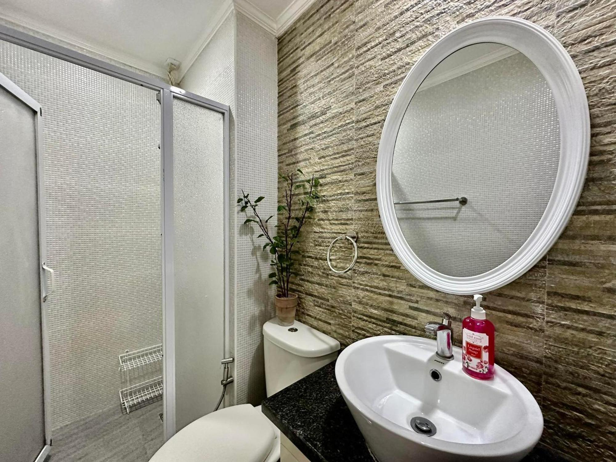 One Bedroom With Balcony By Christine Suites Ph In Greenbelt Radisson Makati City Exterior foto