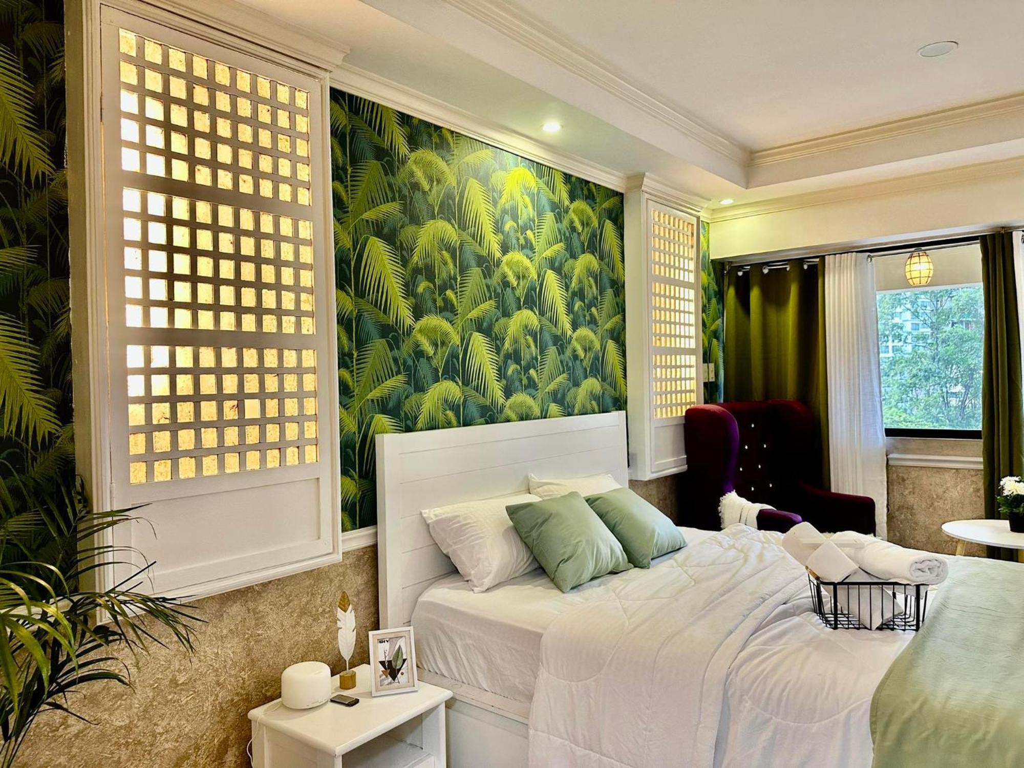 One Bedroom With Balcony By Christine Suites Ph In Greenbelt Radisson Makati City Exterior foto