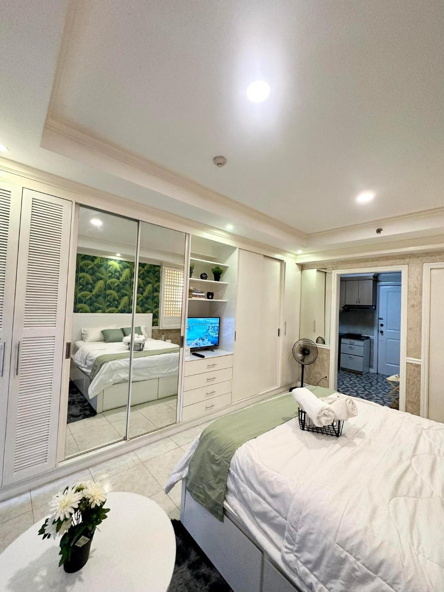 One Bedroom With Balcony By Christine Suites Ph In Greenbelt Radisson Makati City Exterior foto