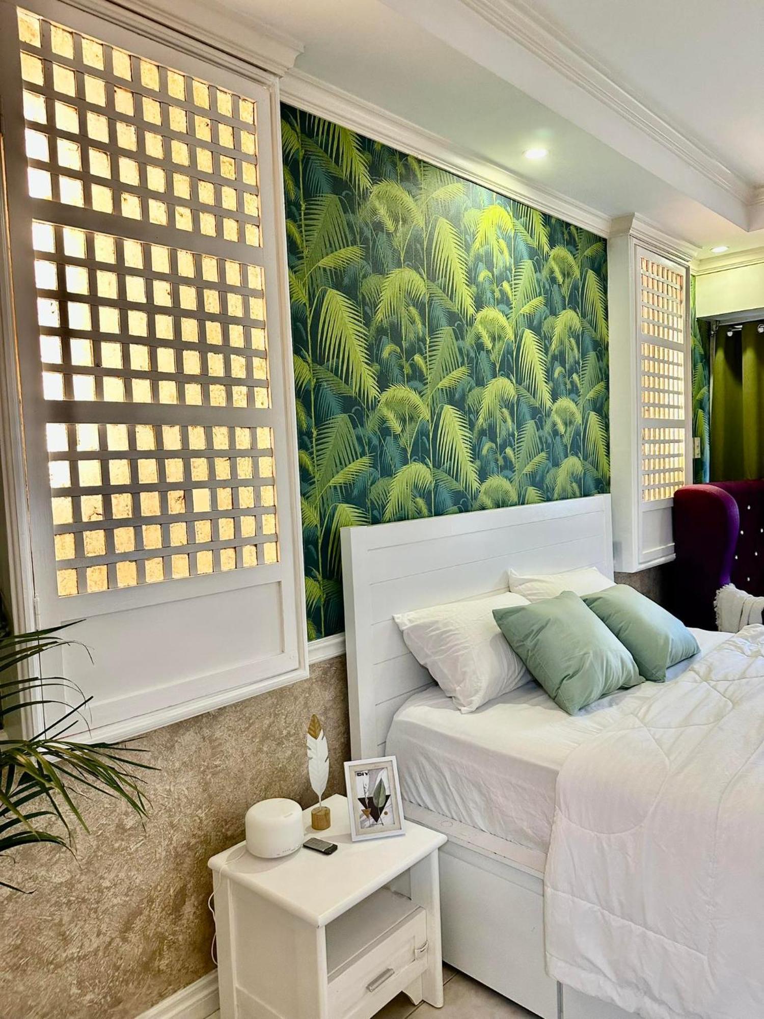 One Bedroom With Balcony By Christine Suites Ph In Greenbelt Radisson Makati City Exterior foto