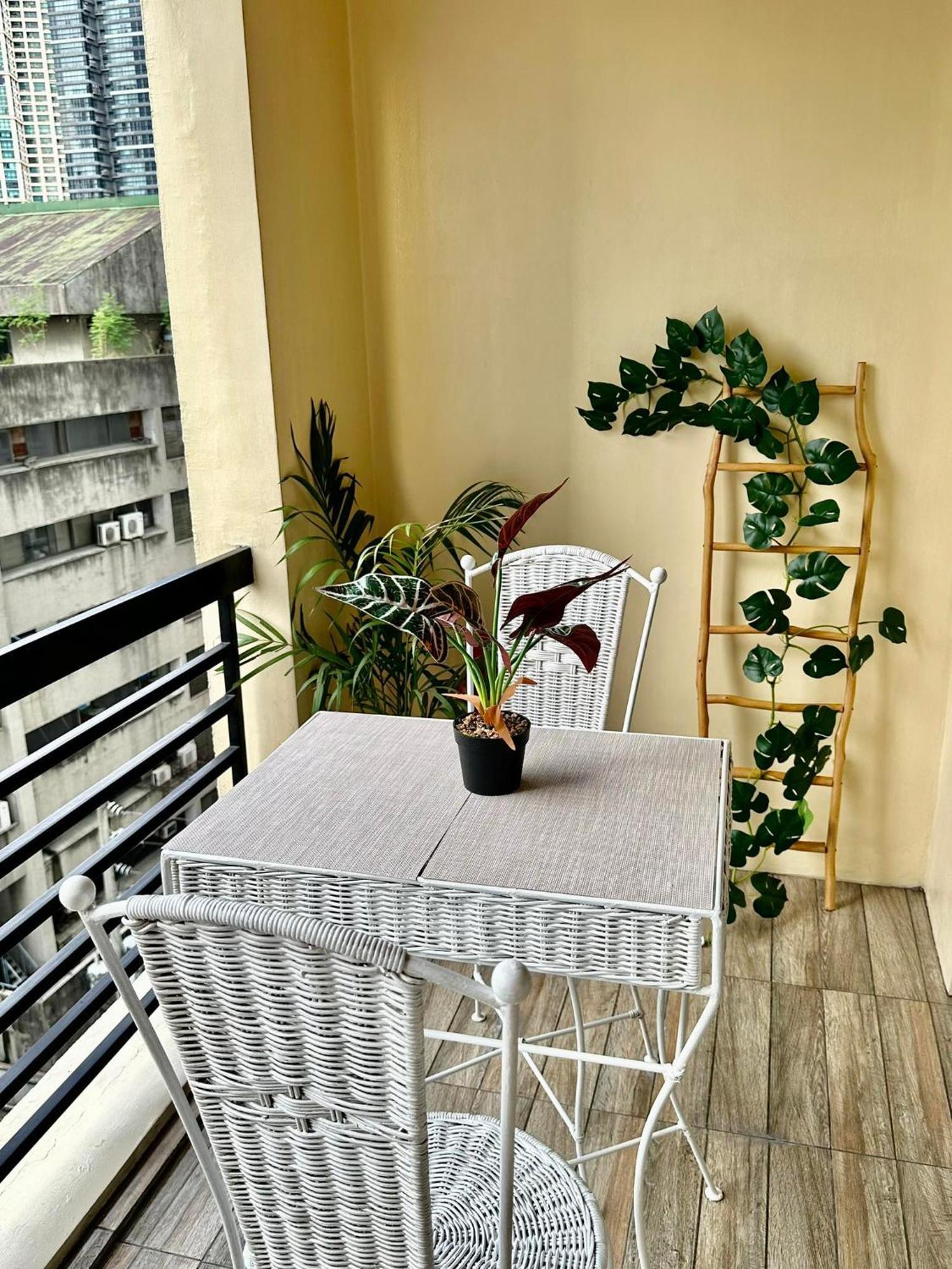 One Bedroom With Balcony By Christine Suites Ph In Greenbelt Radisson Makati City Exterior foto