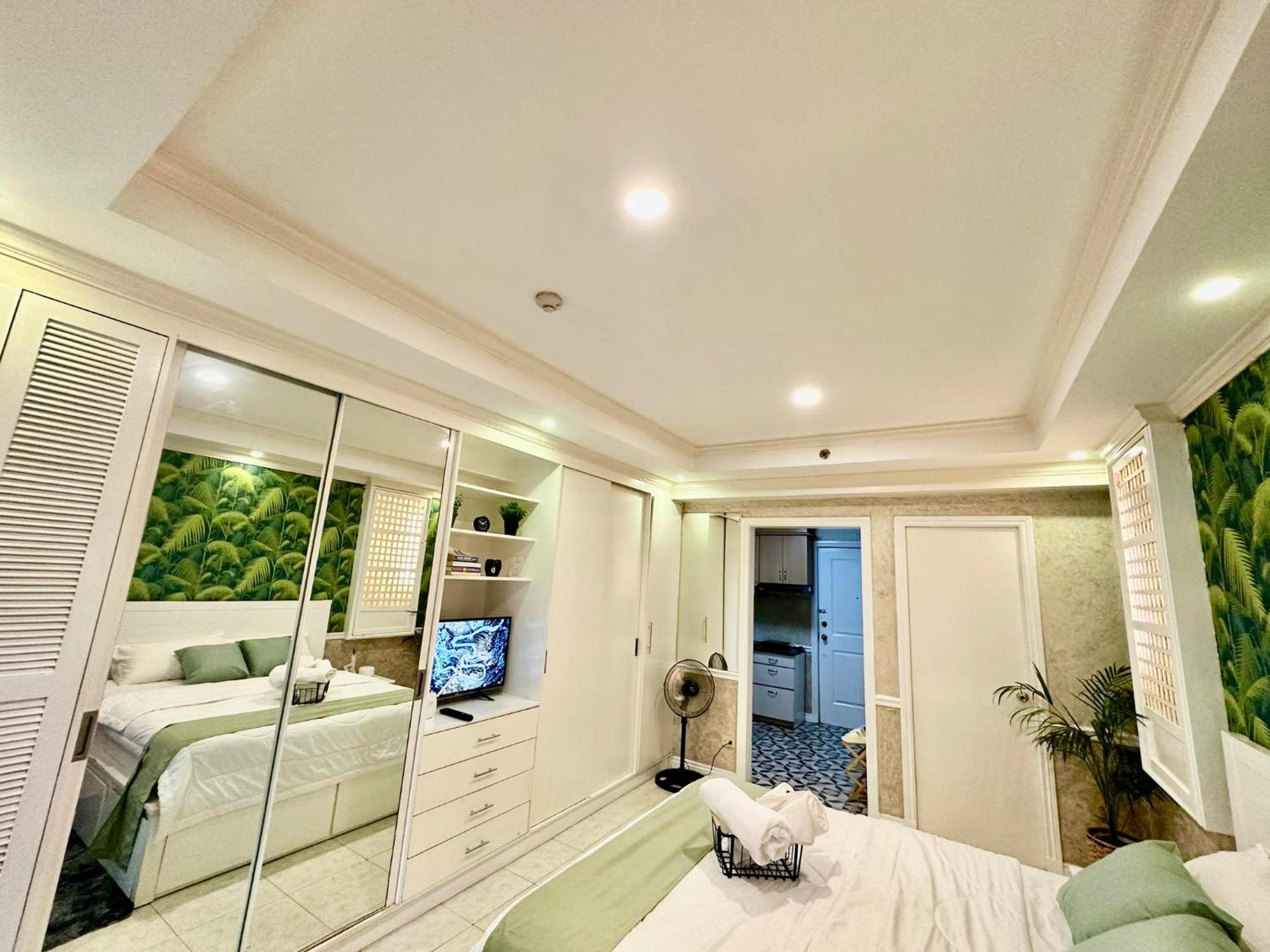 One Bedroom With Balcony By Christine Suites Ph In Greenbelt Radisson Makati City Exterior foto